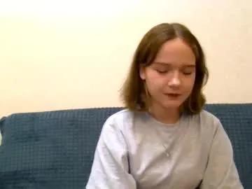 clementinaaures — GOAL: Hand heart [14 tokens remaining]