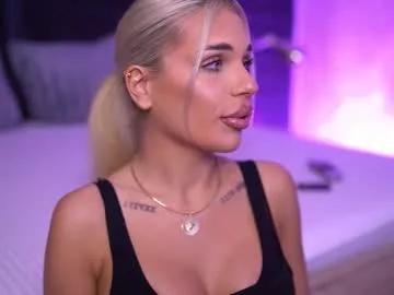 Freechat ivyrowa on Chaturbate