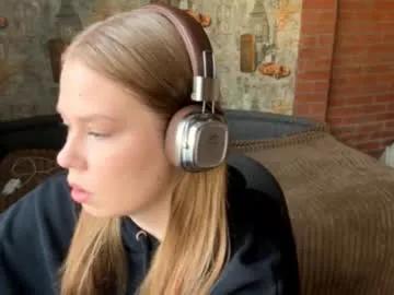keiralaviola — Hey, I'm Kelly , 18 yo I' new here GOAL: Show my today's outfit and awesome figure #nonude #new #natural #teen #18 [11 tokens remaining]