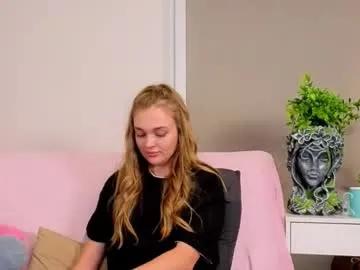 moirawenzinger — Heeeeyy, My name is Kylie!! GOAL:look at my outfit  #18 #teen #new #bigass #natural [33 tokens remaining]