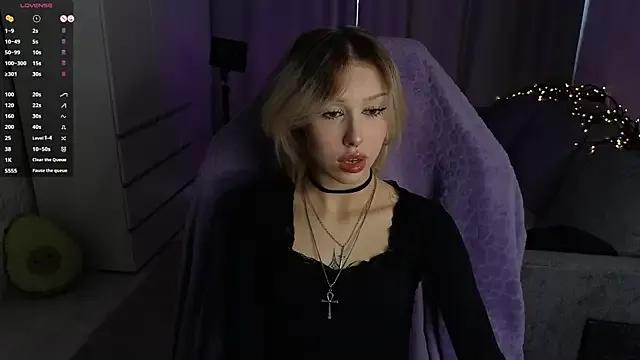 Alice_L0 — squeeze boobs under the top