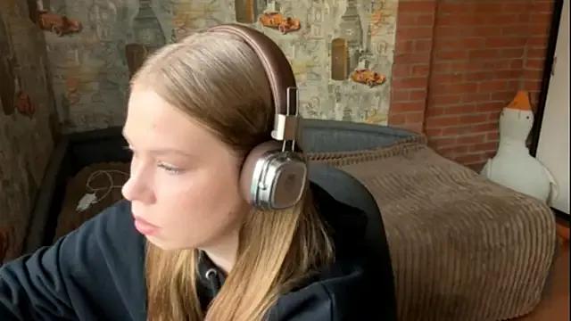 AmiraDehart — Tease with my shorts