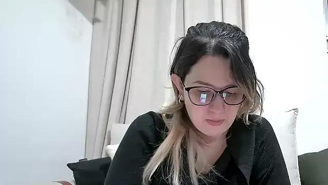 Freechat amooraaamoon on StripChat