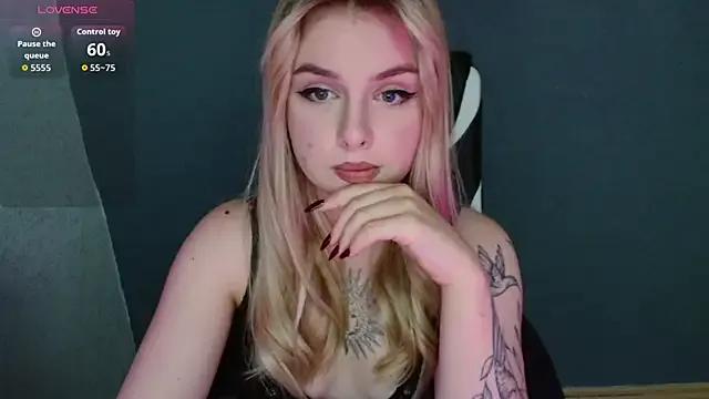 AngelicaHollywood — shake your butt