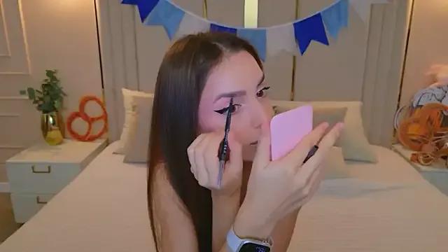 Freechat BellaHalles on StripChat