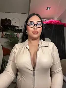 Freechat BigDominaMia on StripChat