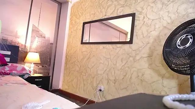 Freechat bloom_bbc on StripChat