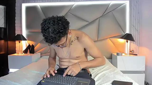 Bonny_Bonss on StripChat 