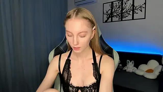 BrightAnnie — GOAL: squeeze my boobs close to cam