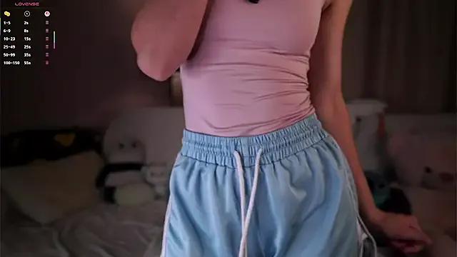 BritniBers — Butt squeeze + twerk
