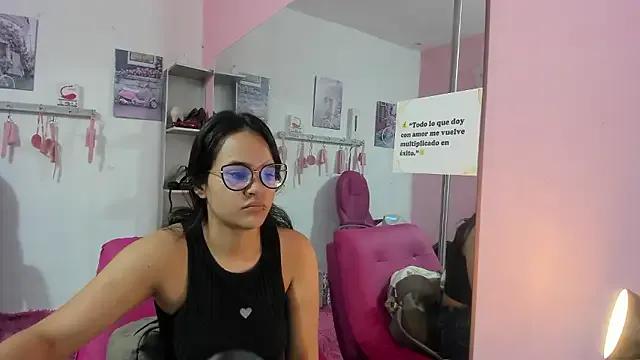 Freechat CAMILA--REY on StripChat