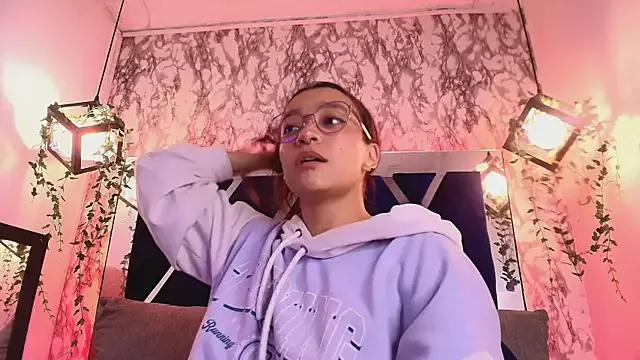 Freechat charlotte_bluee on StripChat