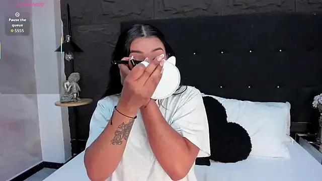 ChlooeScott — Show my ass close to cam