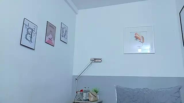 Freechat cutepetitee on StripChat