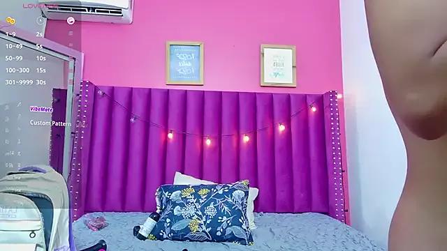 Freechat cutepetitee on StripChat