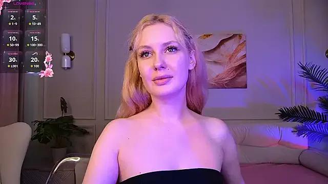 DaisyQuin — Flash tits close up