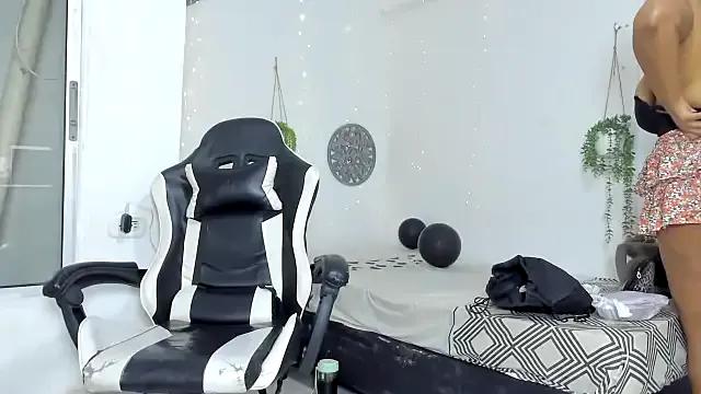 Dakota__Luxx00 — SHOW BOOBS + OIL SHOW