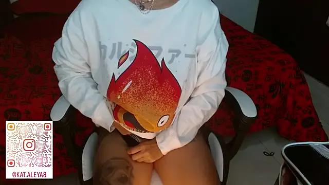 Divinejewel444 on StripChat 