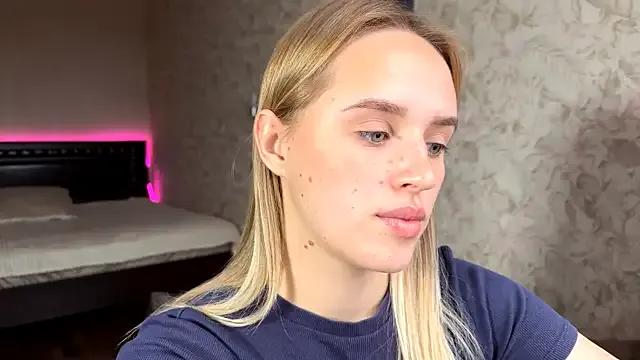 ElisabetLorney — blow kiss for u <3