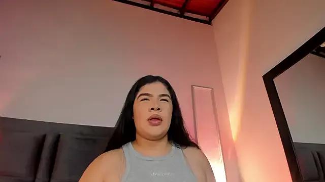 EmmaBecket2 on StripChat 