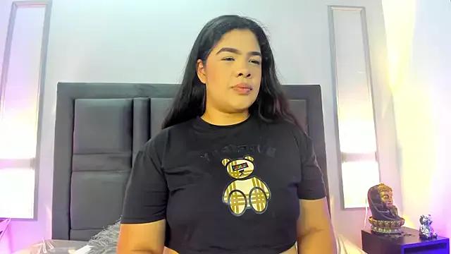 EmmaBecket2 on StripChat 