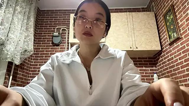 EmmaLeexth — Play with my top