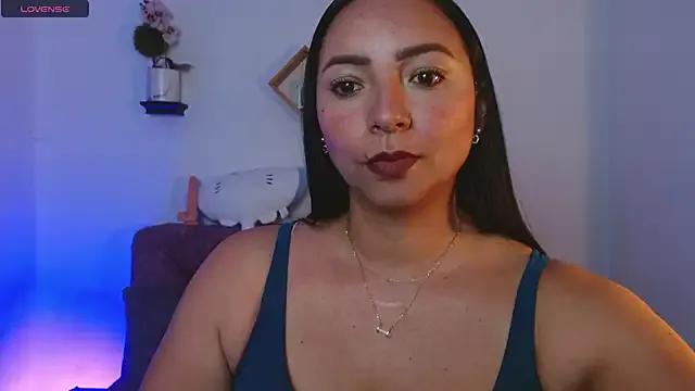 Emmi_Cam on StripChat 