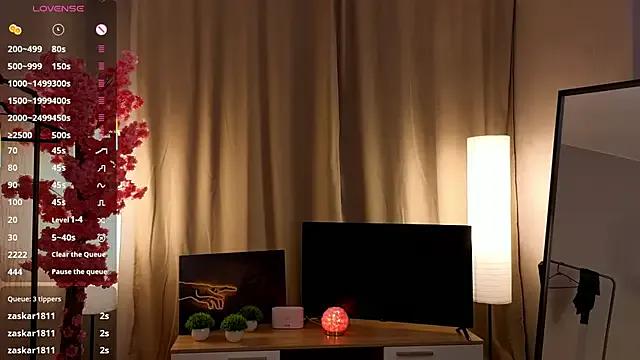 Flirty_lee — raindrops running down onto my tits