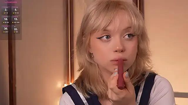 fuckin_cassie — suck fingers looking at u