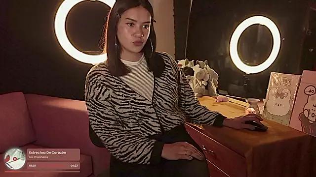 gigifontaine__ — Show soles + Eye contact
