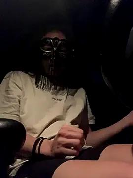 GoldenPussy1329 — Il me touche la chatte