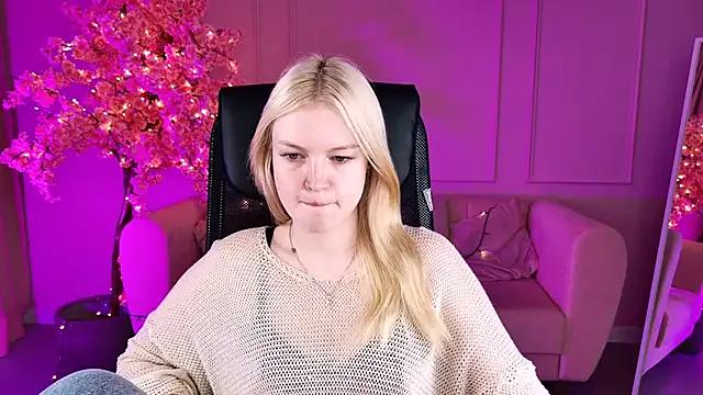 GraceGlamour — dancing on the couch (fun)
