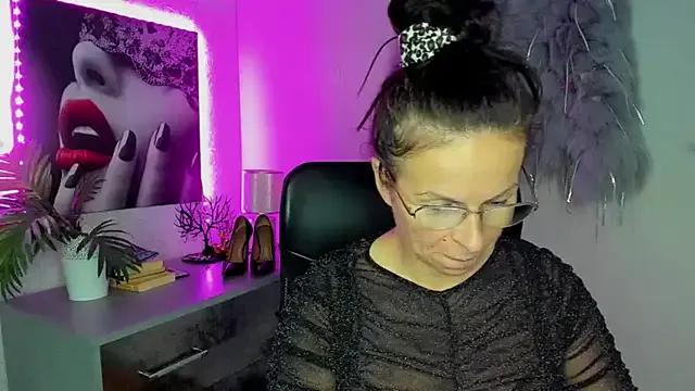 Freechat HelenLuxx on StripChat