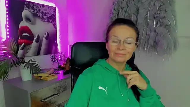 Freechat HelenLuxx on StripChat