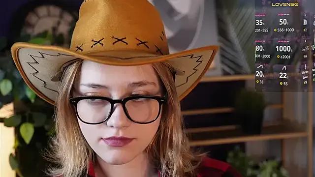 HollieCollelo — Squeeze my tits