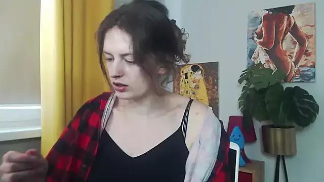 Freechat juicyNadine on StripChat