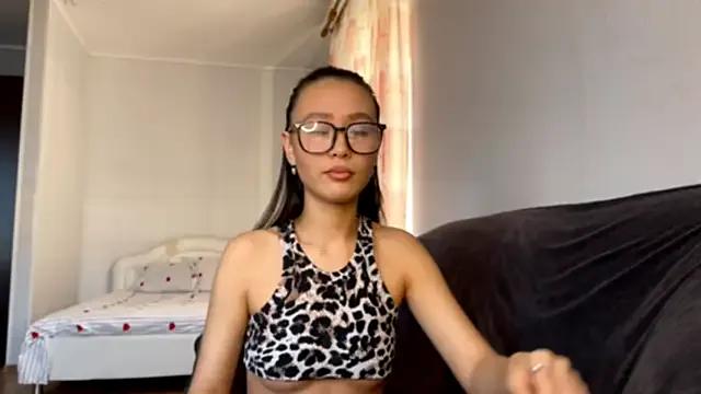 KamilahArcilla — Show my legs, caress them