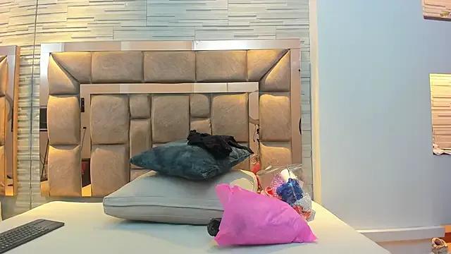 kiarah_cowell — Make my pussy very red