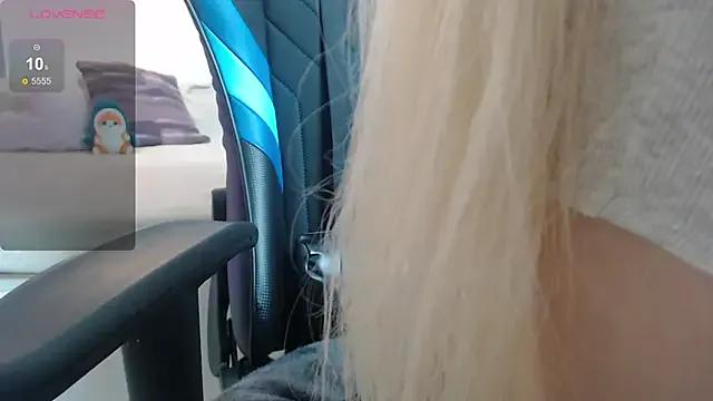 StripChat kissy_kissi is Freechat kissy_kissi — oil on my boobs