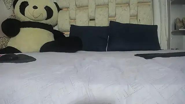Freechat KOURTNEY-- on StripChat