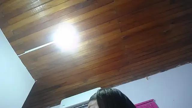 Freechat KOURTNEY-- on StripChat