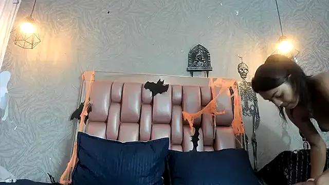 Freechat KOURTNEY-- on StripChat