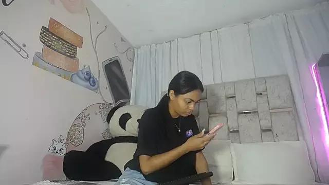 Freechat KOURTNEY-- on StripChat