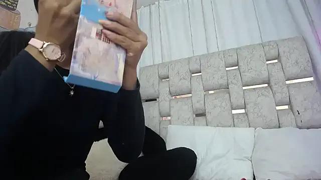 Freechat KOURTNEY-- on StripChat