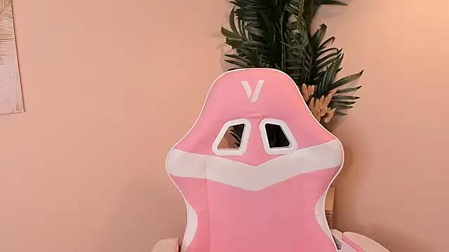LareeLamson — show tongue