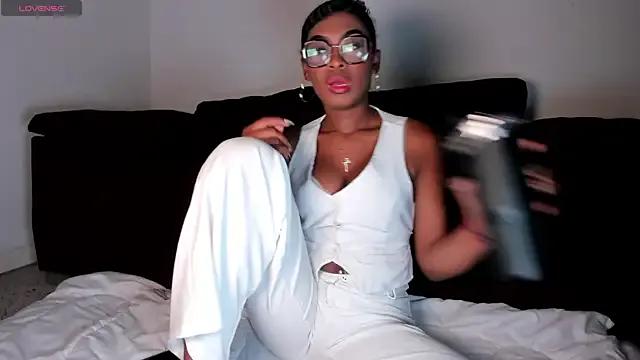 larissa_adams — undress my body