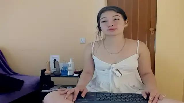 Freechat lilimini032 on StripChat