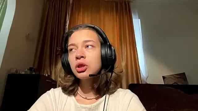 LiliVang — Lick my Lips close to cam!
