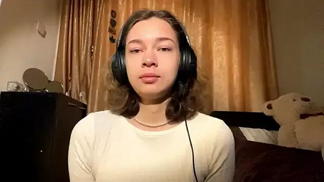 LiliVang — Lick my lips close to cam!