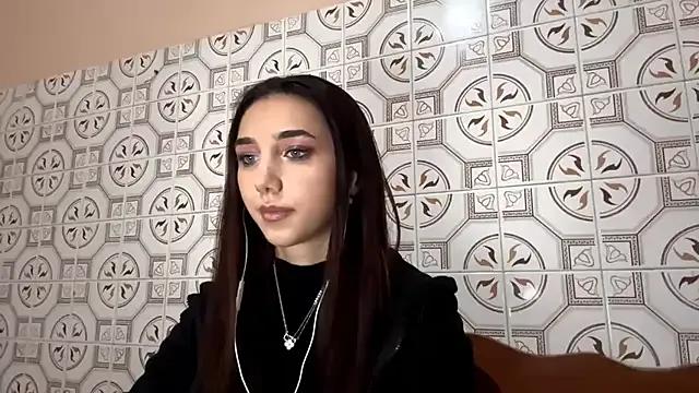 LinaMour — Shy wave hello